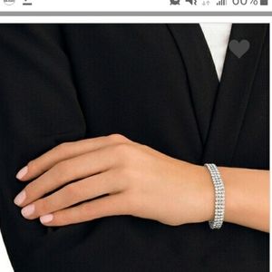 💎This rhodium-plated Swarovski's bracelet.